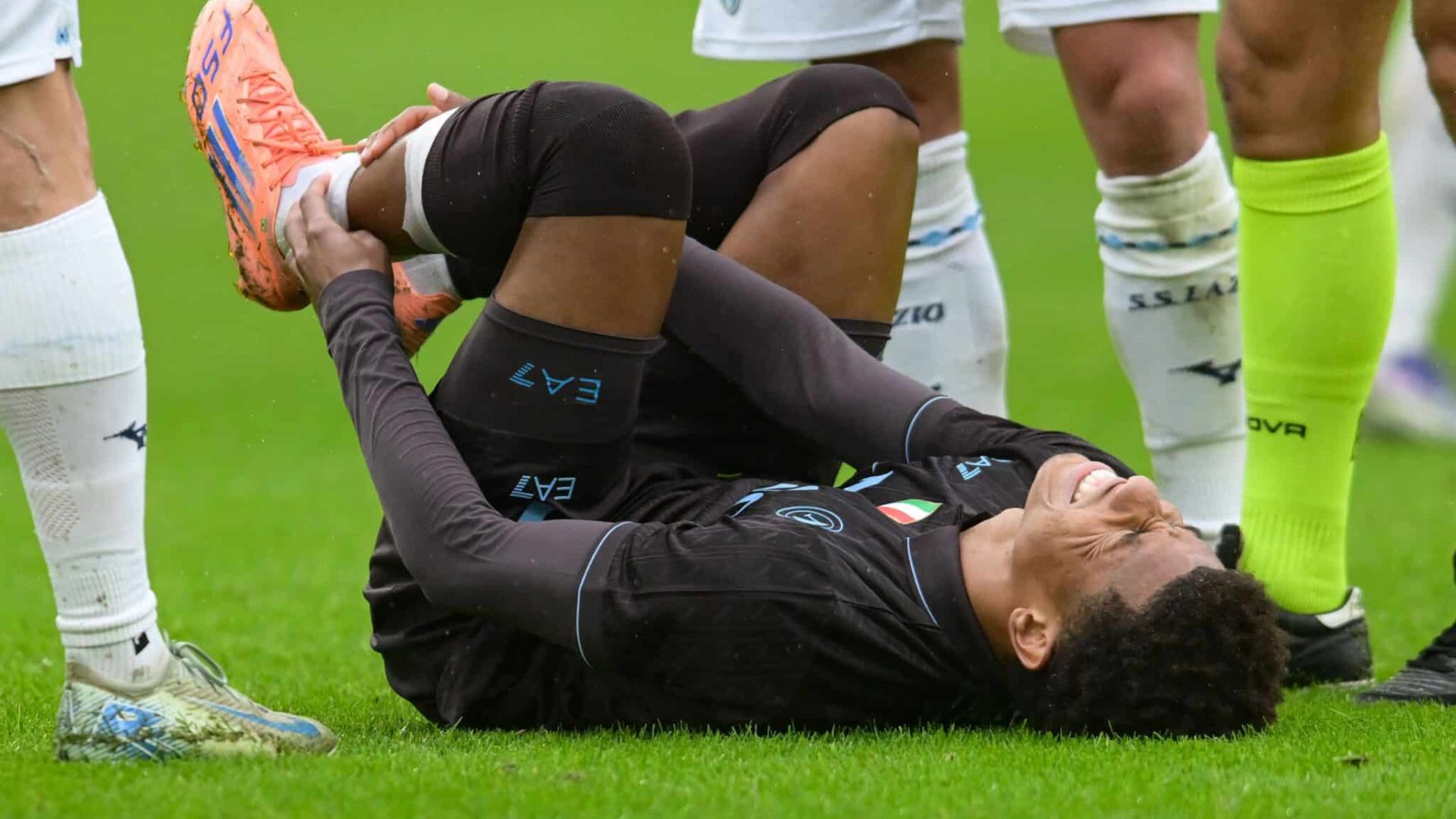 ROME, ITALY - JANUARY 04: David Neres of SSC Napoli leaves the pitch due to injury during the Serie A match between SS Lazio and SSC Napoli at Stadio Olimpico on January 04, 2026 in Rome, Italy. (Photo by Silvia Lore/Getty Images)