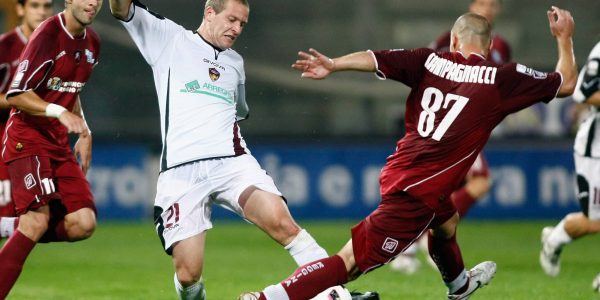 REGGIO CALABRIA, ITALY - NOVEMBER 05:  Alessio Campagnacci (R) of Reggina battles or the ball with Nicolas Amodio of Portogruaro Summaga during the Serie B match between Reggina and Portogruaro at Stadio Oreste Granillo on November 5, 2010 in Reggio Calabria, Italy.  (Photo by Maurizio Lagana/Getty Images)