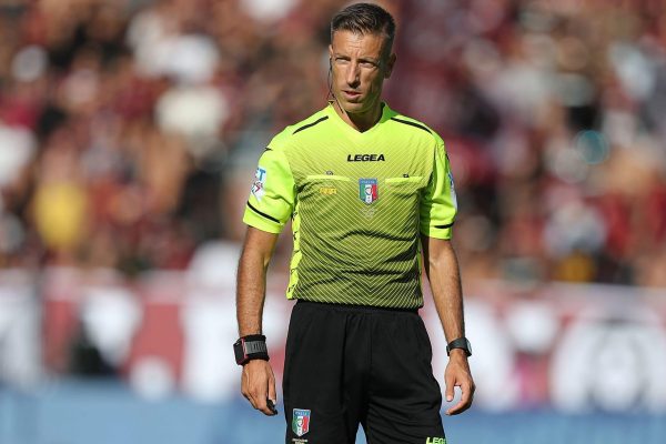 LA SPEZIA, ITALY - OCTOBER 16: Davide Massa referee during the Serie A match between Spezia Calcio and US Salernitana at Stadio Alberto Picco on October 16, 2021 in La Spezia, Italy.  (Photo by Gabriele Maltinti/Getty Images)