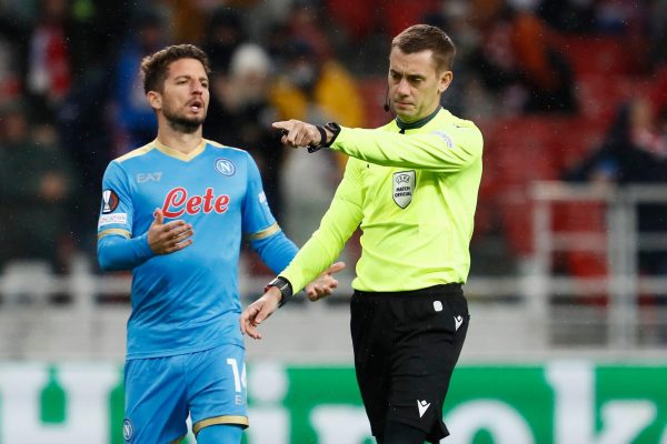 Dries Mertens (L) of Napoli reacts as referee Clement Turpin points to the penalty spot during the UEFA Europa League Group C football match between FC Spartak Moscow and SSC Napoli on November 24, 2021 at Otkritie Arena in Moscow, Russia. (Photo by Mike Kireev/NurPhoto via Getty Images)