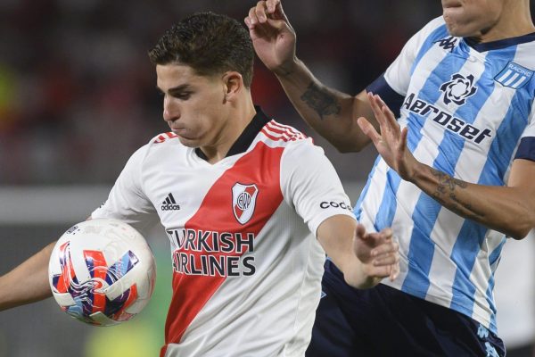 BUENOS AIRES, ARGENTINA - NOVEMBER 25: Julian Alvarez (L) of River Plate control the ball during a soccer match between River Plate and Racing Club, valid for the Professional League Cup at the Antonio Vespucio Liberti stadium in Buenos Aires, Argentina on November 25, 2021. (Photo by Manuel Cortina/Anadolu Agency via Getty Images)