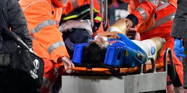Medics evacuate Napoli's Mexican forward Hirving Lozano following an injury during the UEFA Europa League Group C football match between Napoli and Leicester on December 9, 2021 at the Diego-Maradona stadium in Naples. (Photo by Alberto PIZZOLI / AFP) (Photo by ALBERTO PIZZOLI/AFP via Getty Images)