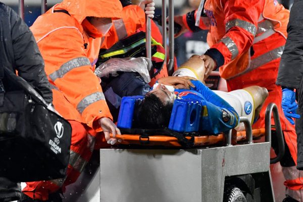 Medics evacuate Napoli's Mexican forward Hirving Lozano following an injury during the UEFA Europa League Group C football match between Napoli and Leicester on December 9, 2021 at the Diego-Maradona stadium in Naples. (Photo by Alberto PIZZOLI / AFP) (Photo by ALBERTO PIZZOLI/AFP via Getty Images)