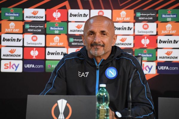 NAPLES, ITALY - OCTOBER 20: Luciano Spalletti speaks at a SSC Napoli press conference, on the eve of their UEFA Europa League Group C match against Legia Warszawa, on October 20, 2021 in Naples, Italy. (Photo by SSC NAPOLI/SSC NAPOLI via Getty Images)