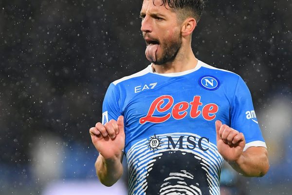 NAPLES, ITALY - NOVEMBER 28: Dries Mertens of SSC Napoli celebrates after scoring their side's second goal during the Serie A match between SSC Napoli and SS Lazio at Stadio Diego Armando Maradona on November 28, 2021 in Naples, Italy. (Photo by Francesco Pecoraro/Getty Images)