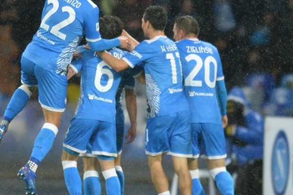 NAPELS, ITALY - NOVEMBER 28: Dries Mertens of SSC Napoli celebrates after scoring his sides second goal with Hirving Lozano of SSC Napoli, Mario Rui of SSC Napoli and Piotr Zielinski of SSC Napoli during the Serie A TIM match between SSC Napoli and Lazio Roma at Stadio Diego Armando Maradona on November 28, 2021 in Napels, Italy (Photo by Ciro Santangelo/BSR Agency/Getty Images)