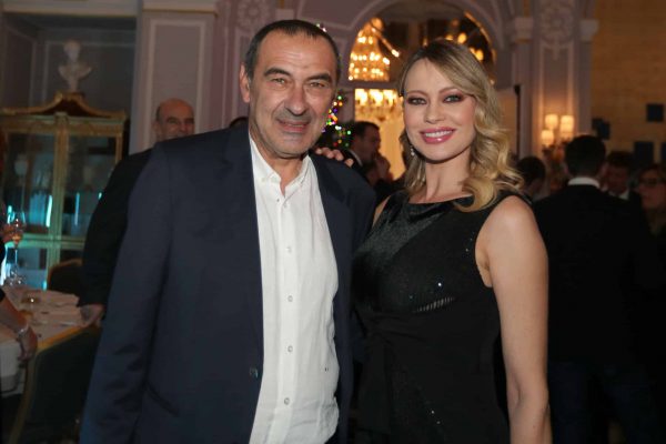 ROME, ITALY - DECEMBER 14: SS Lazio head coach Maurizo Sarri with show girl Anna Falchi pose during the SS Lazio xmas dinner at the Grand hotel in Rome on December 14, 2021 in Rome, Italy. (Photo by Marco Rosi - SS Lazio/Getty Images)