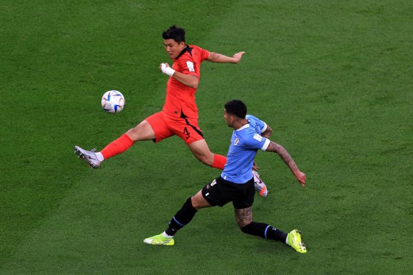 AL RAYYAN, QATAR - NOVEMBER 24: Minjae Kim of Korea Republic controls the ball during the FIFA World Cup Qatar 2022 Group H match between Uruguay and Korea Republic at Education City Stadium on November 24, 2022 in Al Rayyan, Qatar. (Photo by Buda Mendes/Getty Images)
