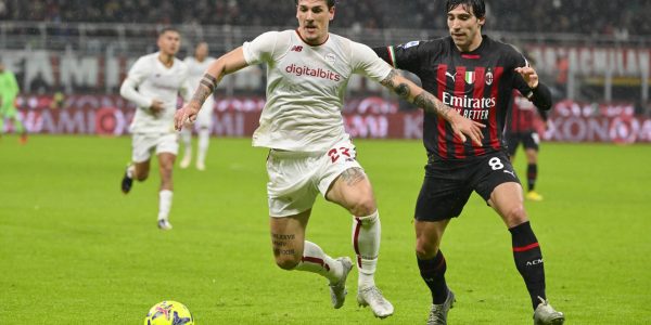MILAN, ITALY - JANUARY 08: Nicolò Zaniolo of AS Roma and Sandro Tonali of AC Milan compete for the ball during the Serie A match between AC Milan and AS Roma at Stadio Giuseppe Meazza on January 08, 2023 in Milan, Italy. (Photo by Fabio Rossi/AS Roma via Getty Images)