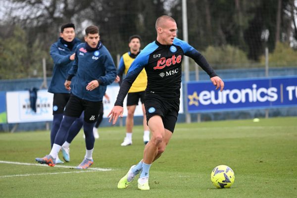 NAPLES, ITALY - APRIL 06: Leo Ostigard of Napoli during a training session on April 06, 2023 in Naples, Italy. (Photo by SSC NAPOLI/SSC NAPOLI via Getty Images)