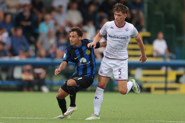 MILAN, ITALY - SEPTEMBER 16: Christian Biagetti of ACF Fiorentina tussles with Daniele Quieto of Internazionale during the Primavera 1 match between FC Internazionale and ACF Fiorentina at Konami Youth Development Center on September 16, 2023 in Milan, Italy. (Photo by FC Internazionale/Inter via Getty Images)