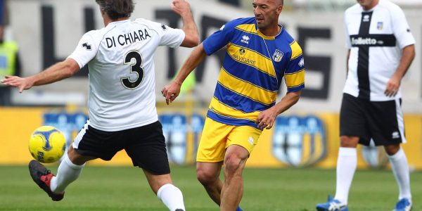 PARMA, ITALY - OCTOBER 13:  Fausto Pizzi (R) of Stelle Gialloblu competes for the ball with Alberto Di Chiara (L) of Stelle Crociate during the 100 Years Anniversary match between Stelle Crociate and US Stelle Gialloblu at Stadio Ennio Tardini on October 13, 2013 in Parma, Italy.  (Photo by Marco Luzzani/Getty Images)