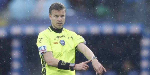 EMPOLI, ITALY - JANUARY 7: Referee Federico La Penna gestures during the Serie A TIM match between Empoli FC and AC Milan at Stadio Carlo Castellani on January 7, 2024 in Empoli, Italy. (Photo by Matteo Ciambelli / DeFodi Images via Getty Images)