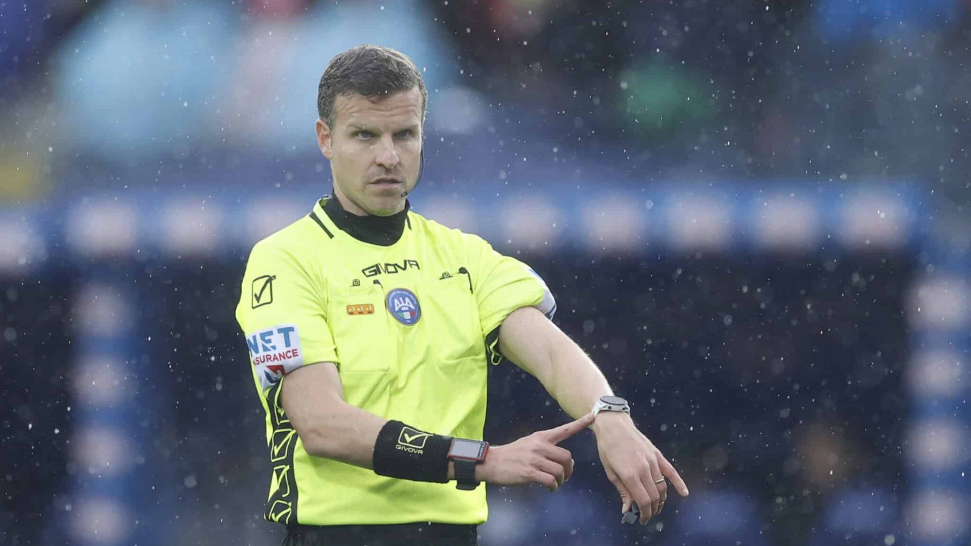 EMPOLI, ITALY - JANUARY 7: Referee Federico La Penna gestures during the Serie A TIM match between Empoli FC and AC Milan at Stadio Carlo Castellani on January 7, 2024 in Empoli, Italy. (Photo by Matteo Ciambelli / DeFodi Images via Getty Images)