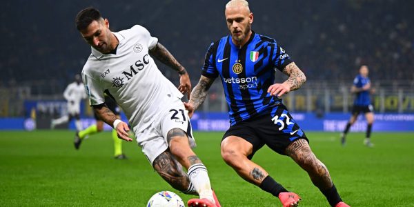 MILAN, ITALY - NOVEMBER 10: Federico Dimarco of FC Internazionale, in action, battles for the ball with Matteo Politano of Napoli during the Serie A match between FC Internazionale and Napoli at Stadio Giuseppe Meazza on November 10, 2024 in Milan, Italy. (Photo by Mattia Ozbot - Inter/Inter via Getty Images)