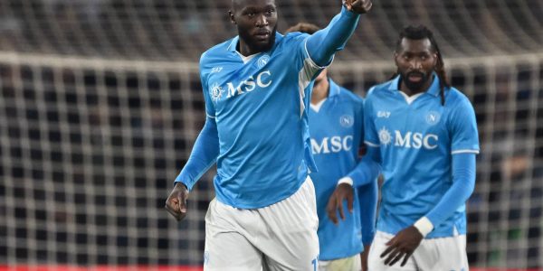 NAPLES, ITALY - NOVEMBER 24: Romelu Lukaku of Napoli celebrates after scoring his side first goal during the Serie A match between Napoli and AS Roma at Stadio Diego Armando Maradona on November 24, 2024 in Naples, Italy. (Photo by Francesco Pecoraro/Getty Images)