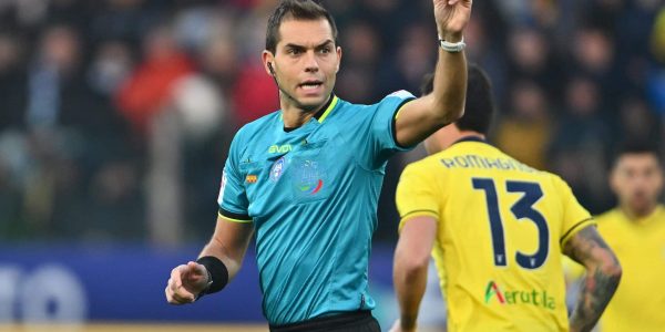 PARMA, ITALY - DECEMBER 01: Referee Luca Zufferli reacts during the Serie A match between Parma and SS Lazio at Stadio Ennio Tardini on December 01, 2024 in Parma, Italy. (Photo by Marco Mantovani/Getty Images)