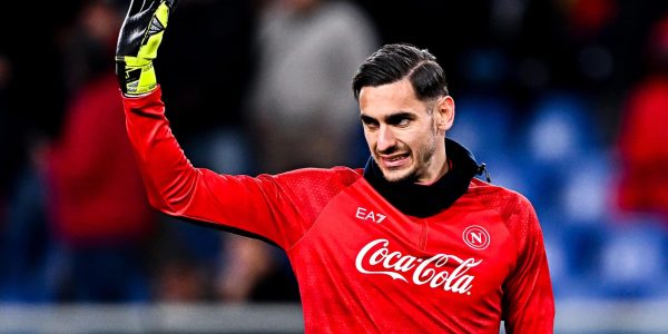 GENOA, ITALY - DECEMBER 21: Alex Meret of Napoli reacts during a warm-up session prior to kick-off in the Serie A match between Genoa and Napoli at Stadio Luigi Ferraris on December 21, 2024 in Genoa, Italy. (Photo by Simone Arveda/Getty Images)