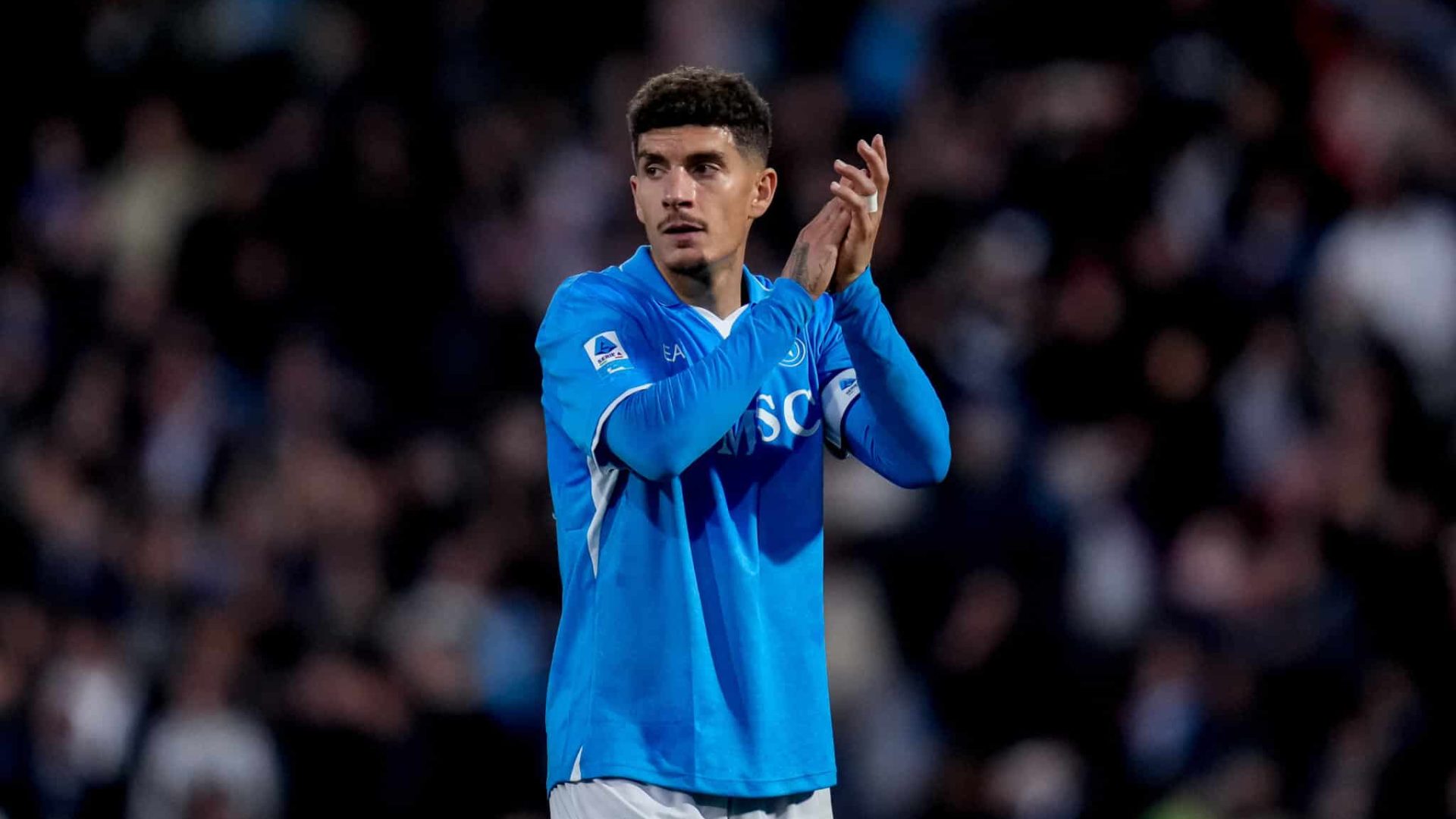 SSC Napoli v Venezia FC – Serie A Enilive Giovanni Di Lorenzo of SSC Napoli greets his supporters during the serie Serie A Enilive match between SSC Napoli and Venezia FC at Stadio Diego Armando Maradona on December 29, 2024 in Naples, Italy  (Photo by Giuseppe Maffia/NurPhoto via Getty Images)