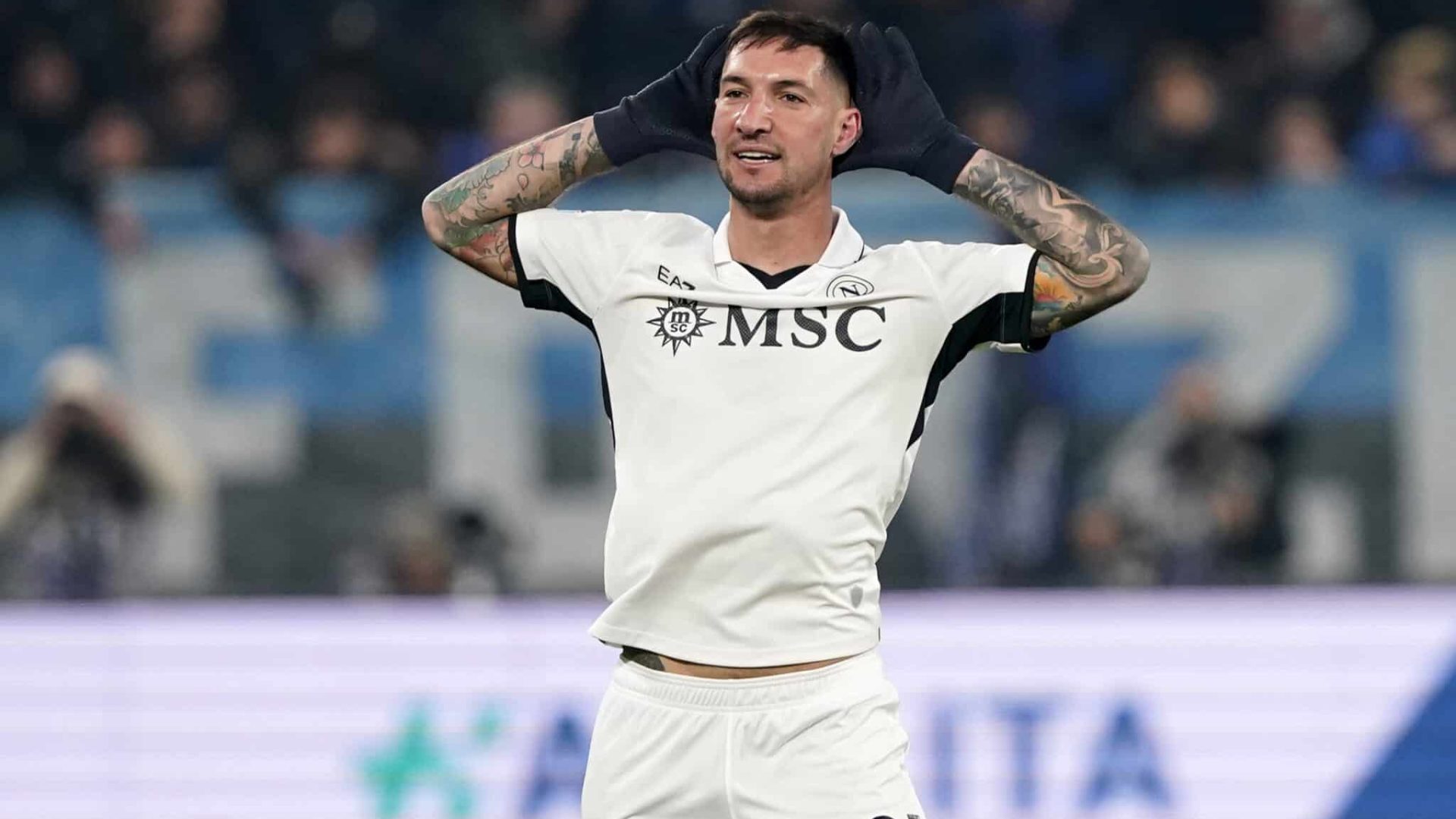 BERGAMO, ITALY - JANUARY 18: Matteo Politano of SSC Napoli celebrates his first goal during the Serie A match between Atalanta and Napoli at Gewiss Stadium on January 18, 2025 in Bergamo, Italy. (Photo by Pier Marco Tacca/Getty Images)