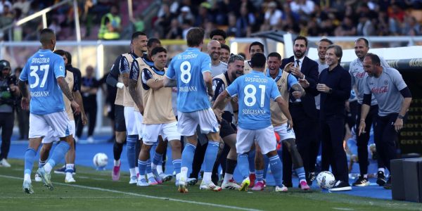 LECCE, ITALY - MAY 03: Giacomo Raspadori of Napoli celebrates with their teammates after scoring his team's opening goal during the Serie A match between Lecce and Napoli at Stadio Via del Mare on May 03, 2025 in Lecce, Italy. (Photo by Maurizio Lagana/Getty Images)