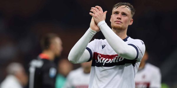 MILAN, ITALY - MAY 09: Sam Beukema of Bologna FC greets fans following the Serie A match between AC Milan and Bologna at Stadio Giuseppe Meazza on May 09, 2025 in Milan, Italy. (Photo by Francesco Scaccianoce/Getty Images)