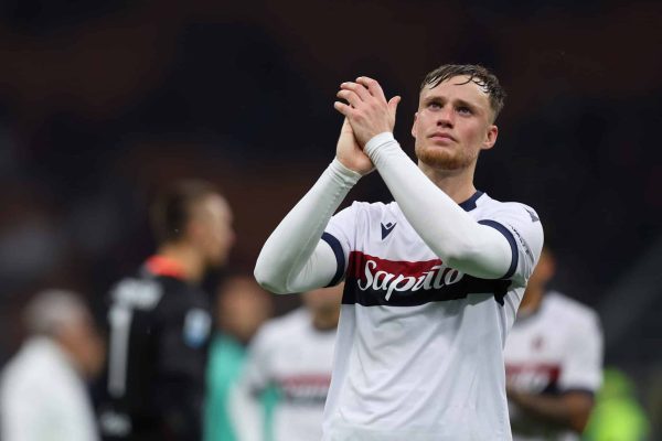 MILAN, ITALY - MAY 09: Sam Beukema of Bologna FC greets fans following the Serie A match between AC Milan and Bologna at Stadio Giuseppe Meazza on May 09, 2025 in Milan, Italy. (Photo by Francesco Scaccianoce/Getty Images)