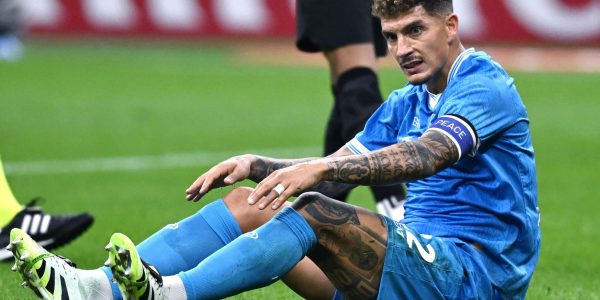 MILAN, ITALY - SEPTEMBER 28:  Giovanni Di Lorenzo of Napoli react with disappointment during the Serie A match between AC Milan and SSC Napoli at Giuseppe Meazza Stadium on September 28, 2025 in Milan, Italy. (Photo by Image Photo Agency/Getty Images)