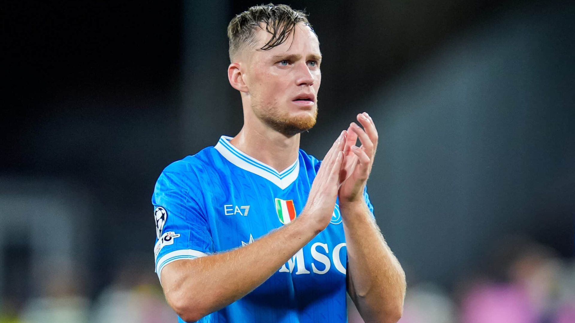 Sam Beukema of SSC Napoli greets the fans during the UEFA Champions League 2025/26 League Phase MD2 match between SSC Napoli and Sporting Lisbon at Stadio Diego Armando Maradona on October 1, 2025 in Neaples, Italy. (Photo by Giuseppe Maffia/NurPhoto via Getty Images)