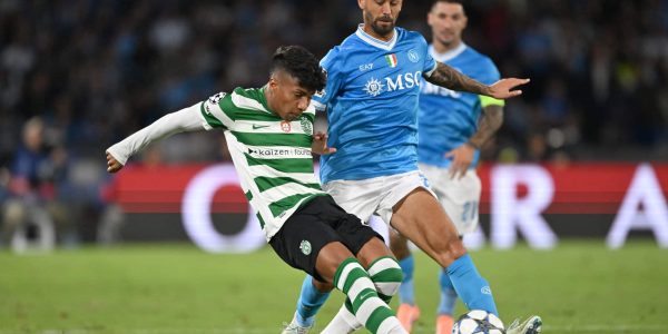 NAPLES, ITALY - OCTOBER 01: Alisson Santos of Sporting Clube de Portugal battles for possession with Leonardo Spinazzola of SSC Napoli during the UEFA Champions League 2025/26 League Phase MD2 match between SSC Napoli and Sporting Clube de Portugal at Stadio Diego Armando Maradona on October 01, 2025 in Naples, Italy. (Photo by Francesco Pecoraro/Getty Images)