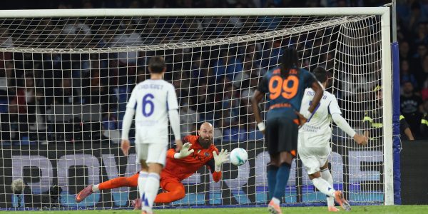 NAPLES, ITALY - NOVEMBER 01: Vanja Milinkovic-Savic of SSC Napoli saves a penalty shot by Alvaro Morata of Como 19 during the Serie A match between SSC Napoli and Como 1907 at Stadio Diego Armando Maradona on November 01, 2025 in Naples, Italy. (Photo by Francesco Pecoraro/Getty Images)