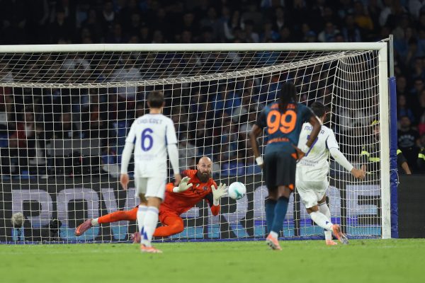 NAPLES, ITALY - NOVEMBER 01: Vanja Milinkovic-Savic of SSC Napoli saves a penalty shot by Alvaro Morata of Como 19 during the Serie A match between SSC Napoli and Como 1907 at Stadio Diego Armando Maradona on November 01, 2025 in Naples, Italy. (Photo by Francesco Pecoraro/Getty Images)