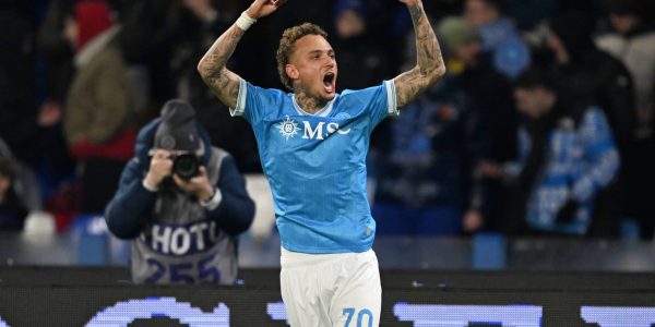 NAPLES, ITALY - NOVEMBER 22: Noa Lang of SSC Napoli celebrates after scoring his side third goal during the Serie A match between SSC Napoli and Atalanta BC at Stadio Diego Armando Maradona on November 22, 2025 in Naples, Italy. (Photo by Francesco Pecoraro/Getty Images)