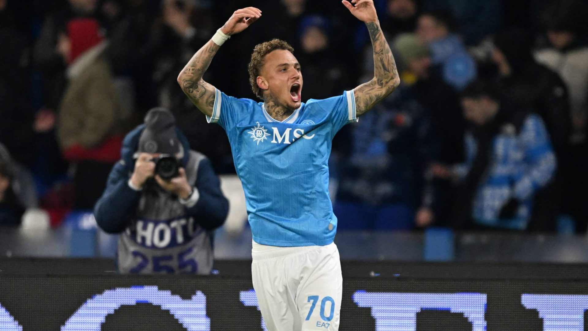 NAPLES, ITALY - NOVEMBER 22: Noa Lang of SSC Napoli celebrates after scoring his side third goal during the Serie A match between SSC Napoli and Atalanta BC at Stadio Diego Armando Maradona on November 22, 2025 in Naples, Italy. (Photo by Francesco Pecoraro/Getty Images)