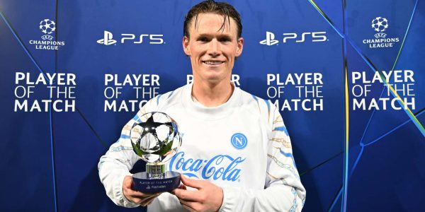 NAPLES, ITALY - NOVEMBER 25: Scott McTominay of Napoli poses for a photo with the PlayStation Player Of The Match award after the UEFA Champions League 2025/26 League Phase MD5 match between SSC Napoli and Qarabag FK at Stadio Diego Armando Maradona on November 25, 2025 in Naples, Italy. (Photo by Chris Ricco - UEFA/UEFA via Getty Images)