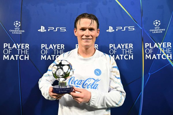 NAPLES, ITALY - NOVEMBER 25: Scott McTominay of Napoli poses for a photo with the PlayStation Player Of The Match award after the UEFA Champions League 2025/26 League Phase MD5 match between SSC Napoli and Qarabag FK at Stadio Diego Armando Maradona on November 25, 2025 in Naples, Italy. (Photo by Chris Ricco - UEFA/UEFA via Getty Images)