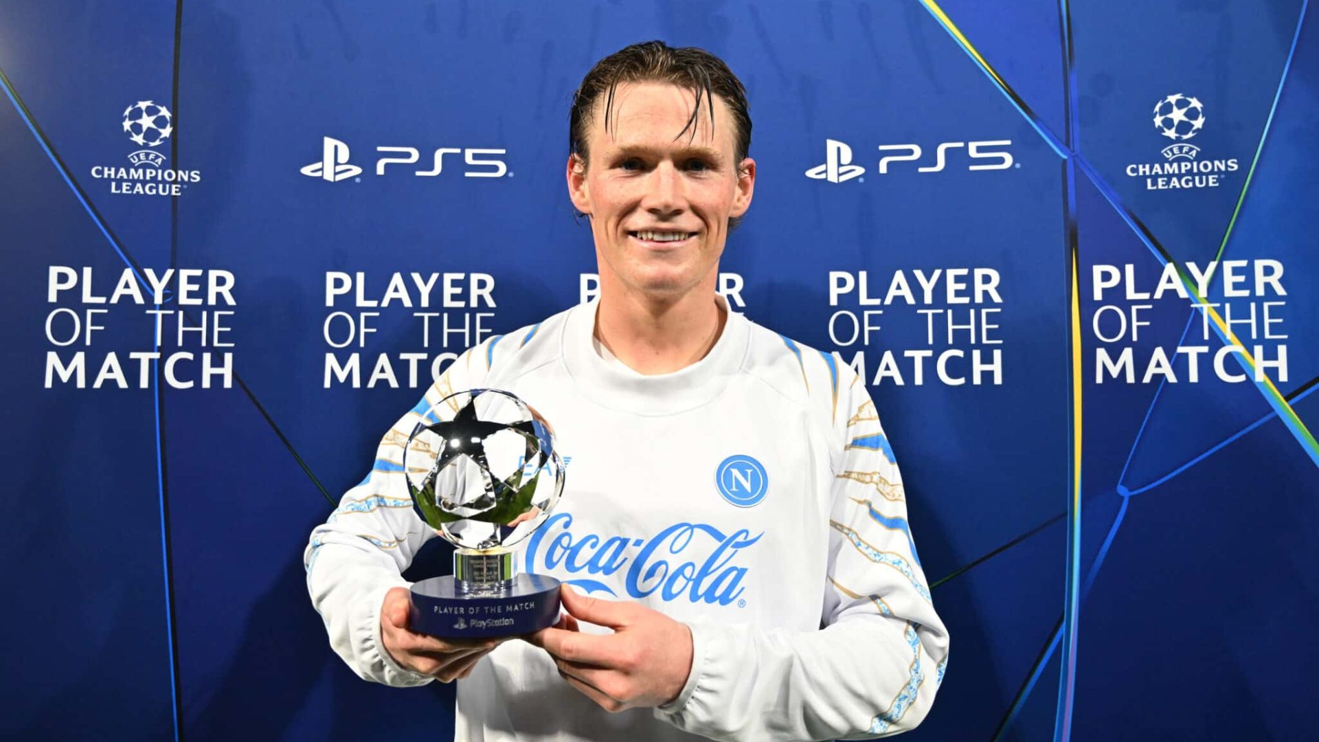 NAPLES, ITALY - NOVEMBER 25: Scott McTominay of Napoli poses for a photo with the PlayStation Player Of The Match award after the UEFA Champions League 2025/26 League Phase MD5 match between SSC Napoli and Qarabag FK at Stadio Diego Armando Maradona on November 25, 2025 in Naples, Italy. (Photo by Chris Ricco - UEFA/UEFA via Getty Images)