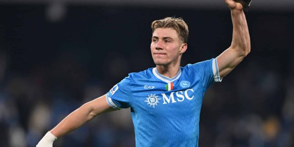 NAPLES, ITALY - DECEMBER 07: Rasmus Hojlund of SSC Napoli celebrates victory following the Serie A match between SSC Napoli and Juventus FC at Stadio Diego Armando Maradona on December 07, 2025 in Naples, Italy. (Photo by Francesco Pecoraro/Getty Images)