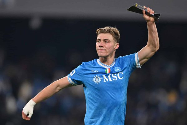 NAPLES, ITALY - DECEMBER 07: Rasmus Hojlund of SSC Napoli celebrates victory following the Serie A match between SSC Napoli and Juventus FC at Stadio Diego Armando Maradona on December 07, 2025 in Naples, Italy. (Photo by Francesco Pecoraro/Getty Images)