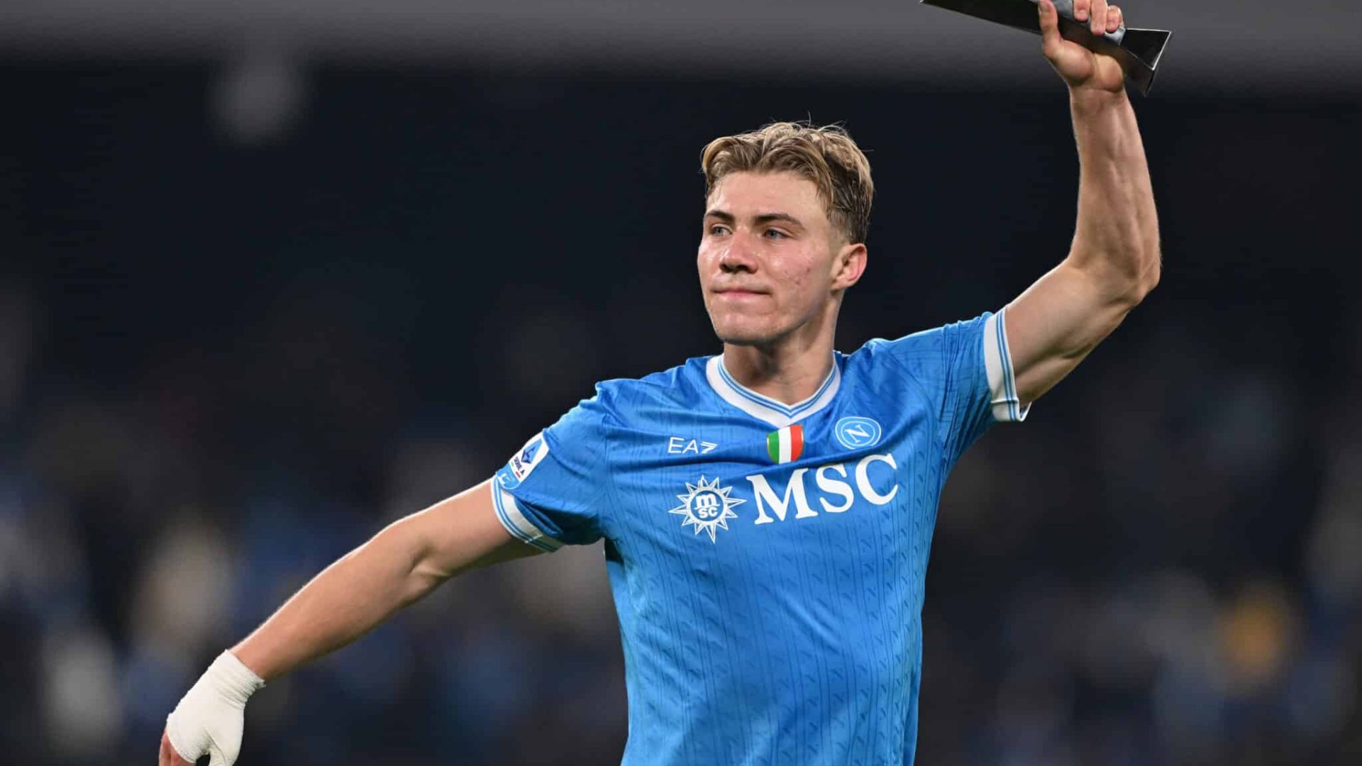 NAPLES, ITALY - DECEMBER 07: Rasmus Hojlund of SSC Napoli celebrates victory following the Serie A match between SSC Napoli and Juventus FC at Stadio Diego Armando Maradona on December 07, 2025 in Naples, Italy. (Photo by Francesco Pecoraro/Getty Images)