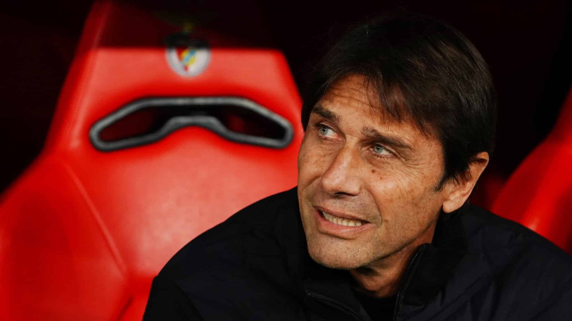LISBON, PORTUGAL - DECEMBER 10: Antonio Conte, Head Coach of SSC Napoli, looks on from the dug out prior to the UEFA Champions League 2025/26 League Phase MD6 match between SL Benfica and SSC Napoli at  on December 10, 2025 in Lisbon, Portugal. (Photo by Gualter Fatia/Getty Images)