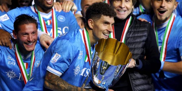 RIYADH, SAUDI ARABIA - DECEMBER 22: Giovanni Di Lorenzo of SSC Napoli lifts the Supercoppa Italiana trophy after the team's victory in the Supercoppa Italiana Final between SSC Napoli and Bologna FC 1909 at King Saud University Stadium on December 22, 2025 in Riyadh, Saudi Arabia. (Photo by Yasser Bakhsh/Getty Images)