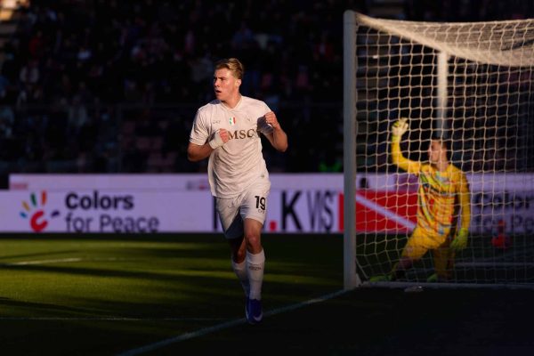 CREMONA, ITALY - DECEMBER 28: Rasmus Hojlund of Napoli SSC celebrates after scoring his team's first goal during the Serie A match between US Cremonese and SSC Napoli at Stadio Giovanni Zini on December 28, 2025 in Cremona, Italy. (Photo by Emmanuele Ciancaglini/Ciancaphoto Studio/Getty Images)