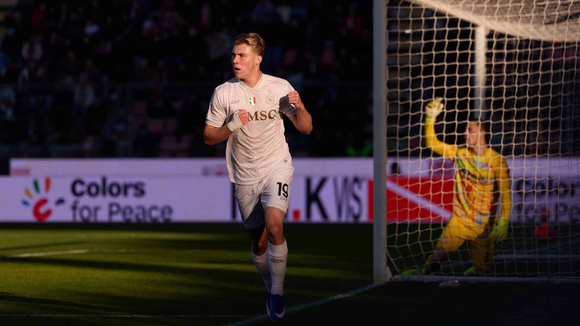 CREMONA, ITALY - DECEMBER 28: Rasmus Hojlund of Napoli SSC celebrates after scoring his team's first goal during the Serie A match between US Cremonese and SSC Napoli at Stadio Giovanni Zini on December 28, 2025 in Cremona, Italy. (Photo by Emmanuele Ciancaglini/Ciancaphoto Studio/Getty Images)
