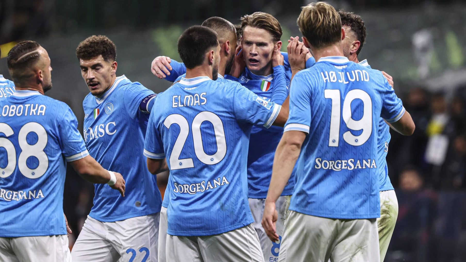 MILAN, ITALY - JANUARY 11: Scott McTominay of SSC Napoli celebrates his goal with his team-mates during the Serie A match between FC Internazionale and SSC Napoli at Giuseppe Meazza Stadium on January 11, 2026 in Milan, Italy. (Photo by Giuseppe Cottini/Getty Images)