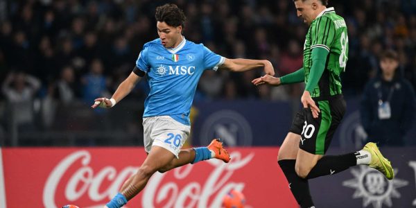 NAPLES, ITALY - JANUARY 17: Antonio Vergara of SSC Napoli battles for possession with Tarik Muharemovic of US Sassuolo Calcio during the Serie A match between SSC Napoli and US Sassuolo Calcio at Stadio Diego Armando Maradona on January 17, 2026 in Naples, Italy. (Photo by Francesco Pecoraro/Getty Images)