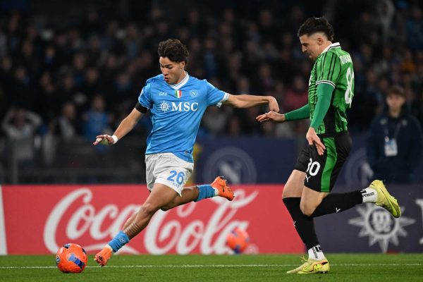NAPLES, ITALY - JANUARY 17: Antonio Vergara of SSC Napoli battles for possession with Tarik Muharemovic of US Sassuolo Calcio during the Serie A match between SSC Napoli and US Sassuolo Calcio at Stadio Diego Armando Maradona on January 17, 2026 in Naples, Italy. (Photo by Francesco Pecoraro/Getty Images)