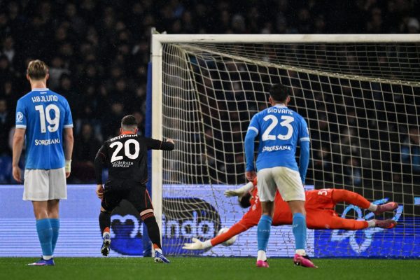 NAPLES, ITALY - FEBRUARY 10: Martin Baturina of Como scores goal during the Italy Cup match between Napoli v Como at Stadio Diego Armando Maradona on February 10, 2026 in Naples, Italy.  (Photo by Image Photo Agency/Getty Images)