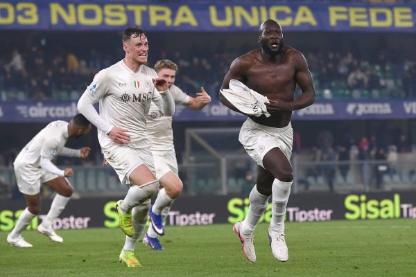 VERONA, ITALY - FEBRUARY 28:  Romelu Lukaku of SSC Napoli  celebrates after scoring his team second goal during the Serie A match between Hellas Verona FC and SSC Napoli at Stadio Marcantonio Bentegodi on February 28, 2026 in Verona, Italy. (Photo by Alessandro Sabattini/Getty Images)