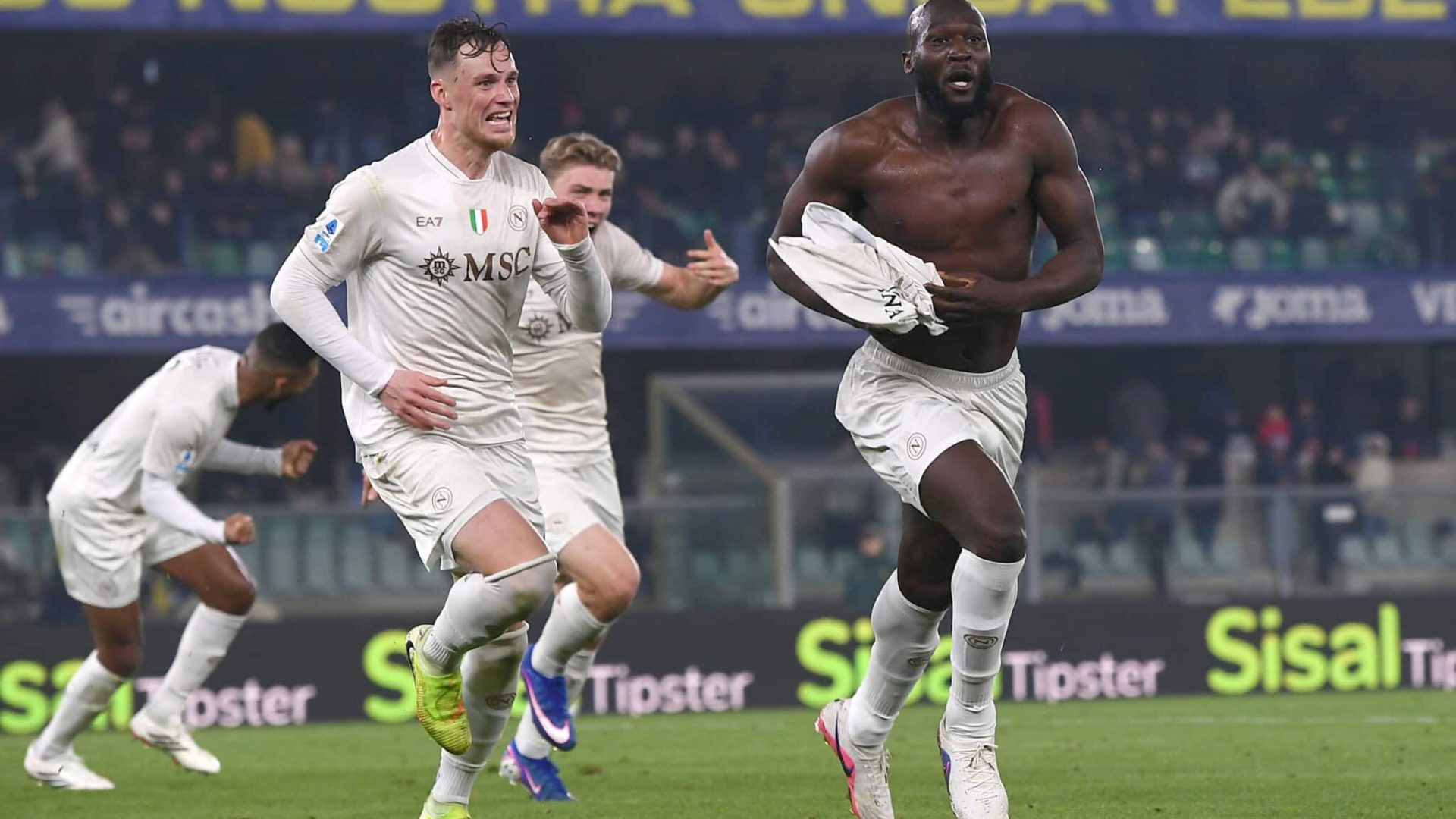 VERONA, ITALY - FEBRUARY 28:  Romelu Lukaku of SSC Napoli  celebrates after scoring his team second goal during the Serie A match between Hellas Verona FC and SSC Napoli at Stadio Marcantonio Bentegodi on February 28, 2026 in Verona, Italy. (Photo by Alessandro Sabattini/Getty Images)